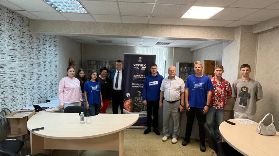 СТУПИНО. В рамках реализации партийного проекта «Единой России» «Успех V единстве поколений» встретился с жителями города, в том числе и с молодежью