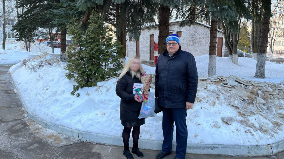 КАШИРА. Поздравил супругу мобилизованного военнослужащего с  днем 8 марта.