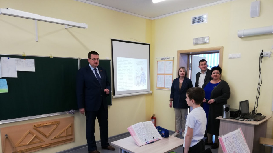 МЕЩЕРИНО. Школа в военном городке капитально отремонтирована. Депутат Мособлдумы Андрей Голубев встретился с коллективом образовательной организации