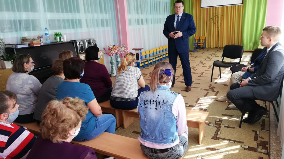 АЛФИМОВО. Областной депутат Андрей Голубев помог заменить окна в учреждении в рамках исполнения наказов