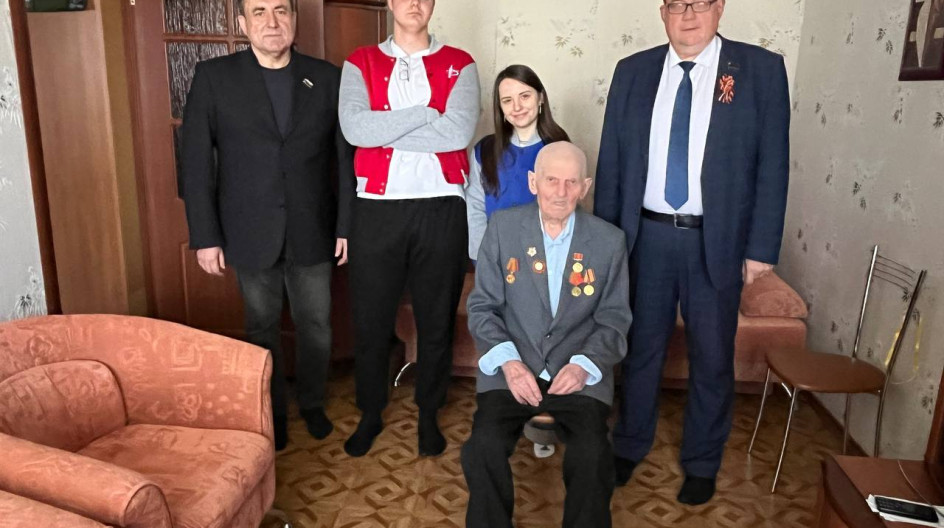 ЛУЖНИКИ. Накануне Дня Победы поздравил  на дому уважаемого ветерана Великой Отечественной войны Николай Иванович Ломовского.