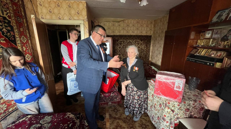 ЛУЖНИКИ. В преддверии 9 Мая навестил инвалида войны, ветерана труда Галину Вацлавовну Плешакову, поздравил ее с наступающим 80-летием Победы и вручил подарки Мособлдумы.