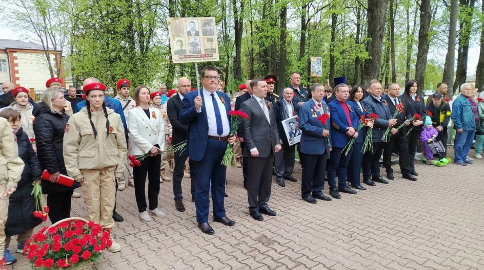 ОЖЕРЕЛЬЕ. Принял участие в торжественном митинге у Вечного огня и памятника жителям микрорайона