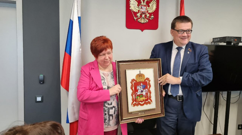 В торжественной обстановке на заседании нашего Комитета поздравил коллектив и работников службы занятости Московской области с Днём работников социальной защиты.