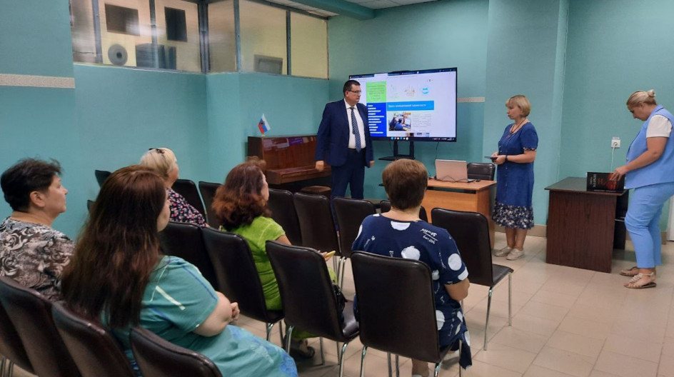 ПРОТВИНО. Андрей Голубев встретился с коллективом Центральной городской библиотеке им Е.Р. Дашковой и подарил ей высокопроизводительный ноутбук