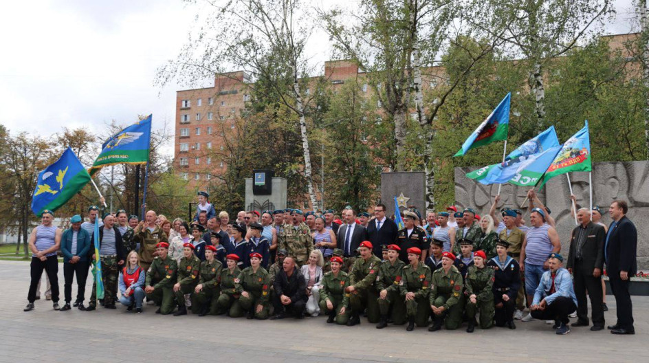 СТУПИНО. Вместе с главой городского округа Ступино Сергеем Мужальских, депутатами местного совета депутатов поздравил десантников и ветеранов ВДВ с 94-й годовщиной со дня образования Воздушно-десантных войск России.