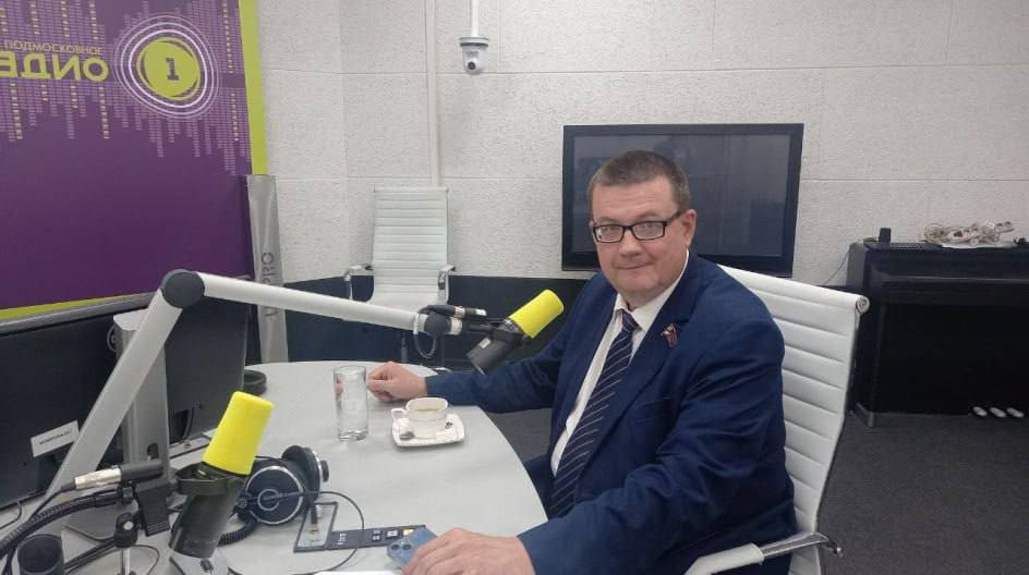 Рассказал в прямом эфире на "Радио 1" об актуальных вакансиях и мерах поддержки для безработных граждан.