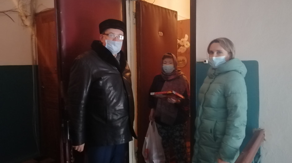 СТУПИНО. Андрей Голубев доставил на дом продукты пенсионеру на самоизоляции и подарил ему сладости к чаю