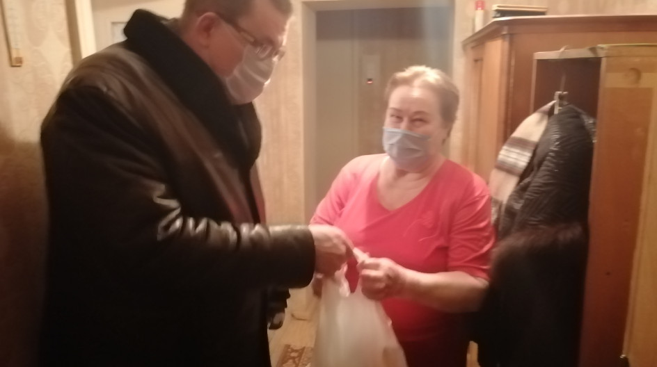 ОЖЕРЕЛЬЕ. Андрей Голубев приобрел и доставил инвалиду на дом продуктовый набор 