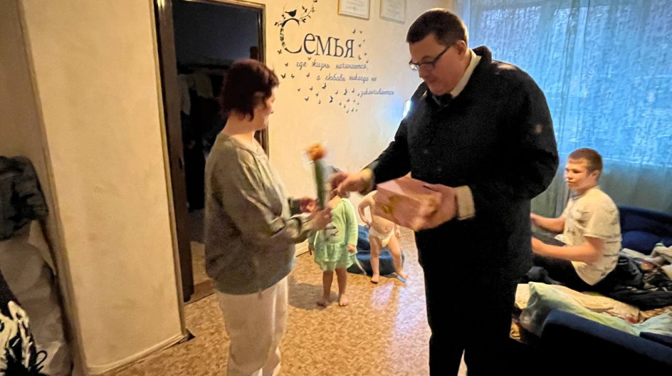 КАШИРА. Поздравил жен и мам наших защитников с наступающим праздником 8-го марта.