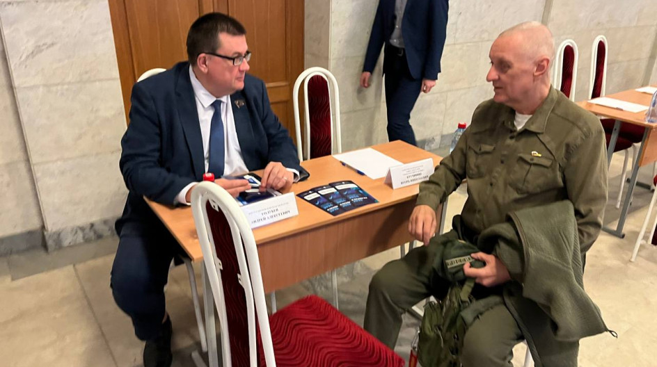 КАШИРА. В рамках «выездной администрации» прошедшей в микрорайоне Кашира-2 принял трех своих земляков.