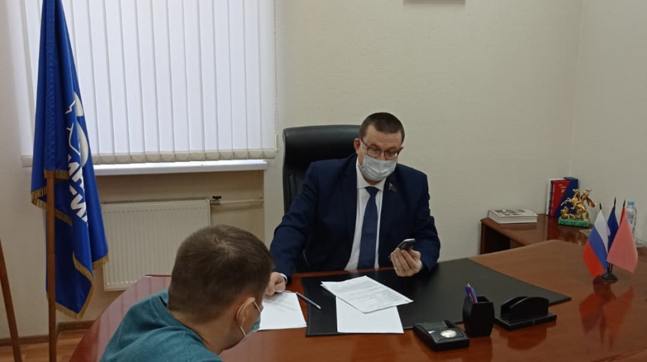 ВИДНОЕ  Сегодня, в последний день Декады приемов граждан посвященной 20-летнему юбилею партии"Единая Россия", Андрей Голубев провёл приём граждан в общественной приемной председателя партии Д.А.Медведева