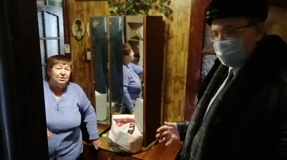 ОЗЁРЫ. Андрей Голубев приобрел за личные средства и доставил продуктовый набор на дом пенсионеру на самоизоляции