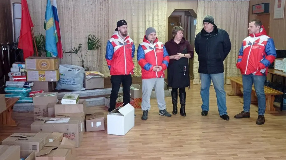 СТУПИНО. Вместе с волонтерами ВПЦ "Армеец" подготовили к отправке и загрузили очередной груз гуманитарной помощи для беженцев и жителей Донбасса.