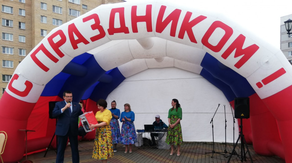ОБОЛЕНСК. Депутат Мособлдумы Андрей Голубев поздравил жителей Оболенская с Днём посёлка и подарил акустическую систему