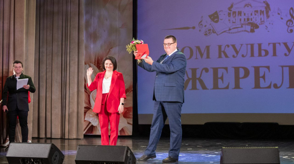 ОЖЕРЕЛЬЕ . Поздравил коллектив Дома культуры с 70-летним юбилеем.