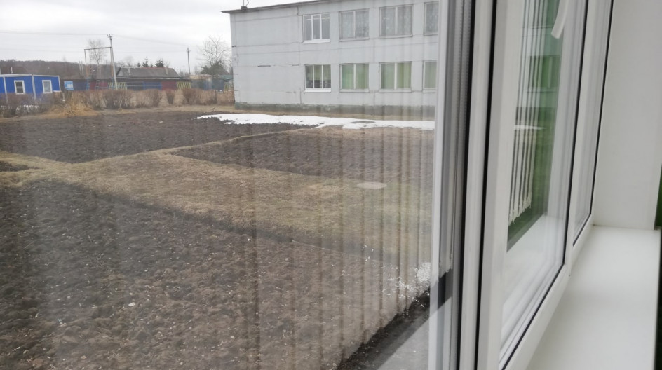 БАРАБАНОВО. В школе д. Барабаново Андрей Голубев помог заменить окна и установить звуковую систему оповещения