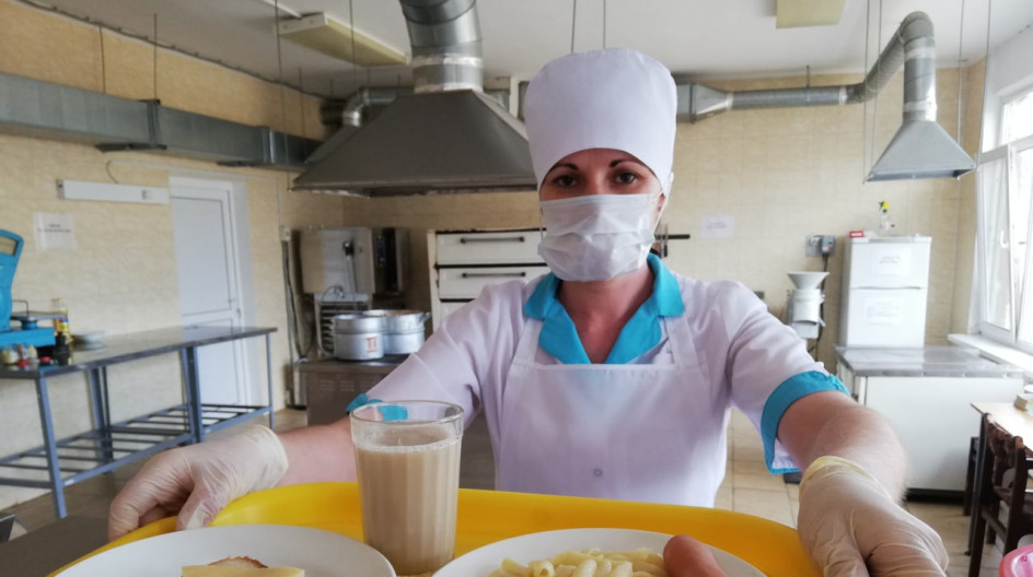 ТАРАСКОВО. Андрей Голубев продолжает контролировать горячее питание в школах.
