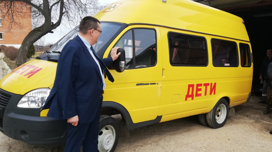 КОРЫСТОВО. Экскурсии и мероприятия для детей стали доступнее.  Андрей Голубев подарил школе-интернату микроавтобус.