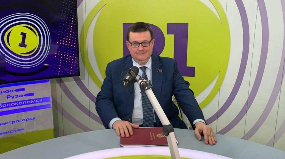В эфире Радио 1 рассказал о действующих федеральных и региональных мерах поддержки участников СВО и членов их семей. 