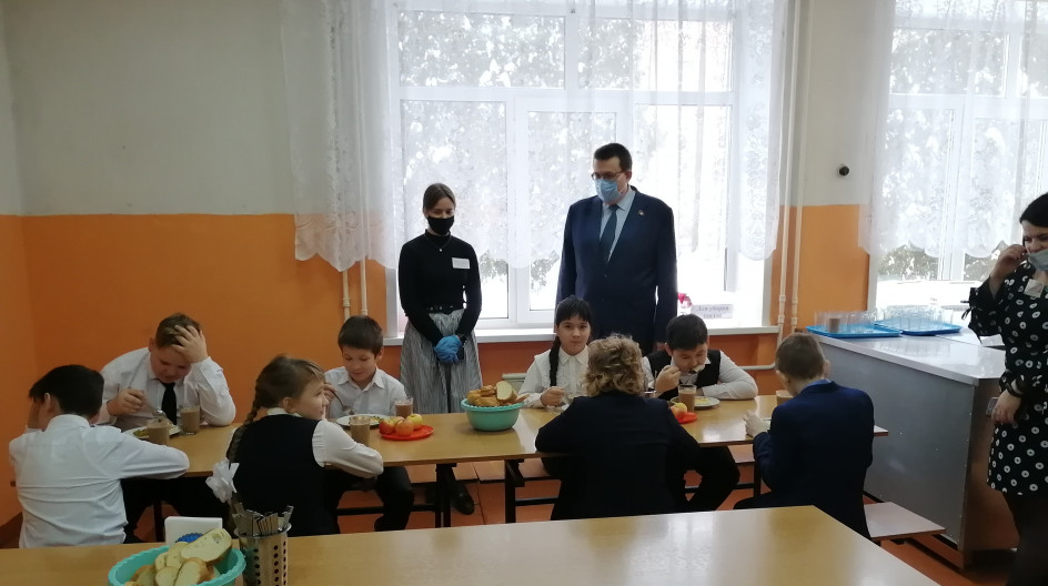 СТУПИНО. Андрей Голубев проверил организацию питания в школе №10