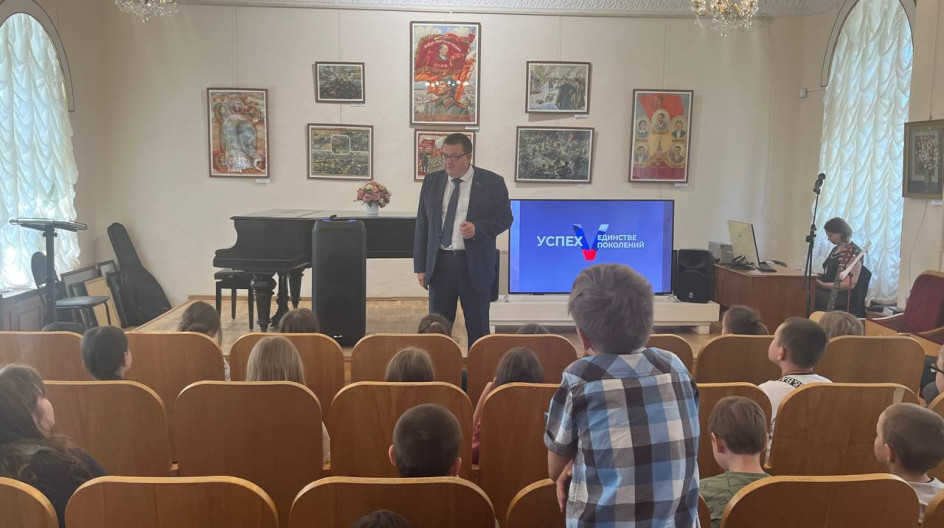 КАШИРА. В рамках реализации партийного проекта «Единой России» «Успех V единстве поколений» провел исторический урок в Краеведческом музее,