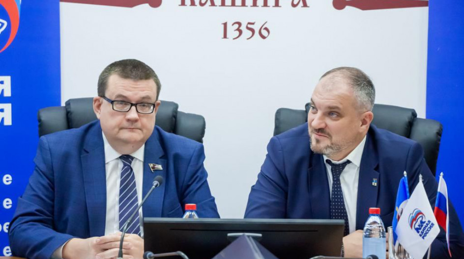 Вместе с секретарем местного отделения партии Единая Россия главой городского округа Кашира  Михаилом Шуваловым принял участие в заседании Политсовета местного отделения партии.