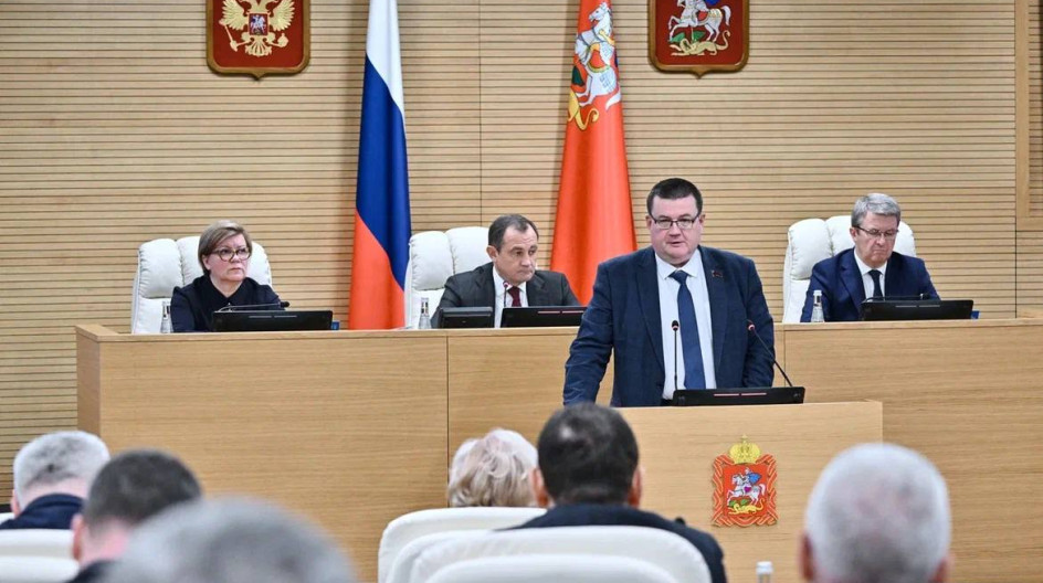 Сегодня на пленарном заседании Мособлдумы представил коллегам вместе с заместителем министра здравоохранения региона Еленой Штукиной закон, которым расширен перечень объектов, для которых в Подмосковье предоставляется земельный участок без торгов