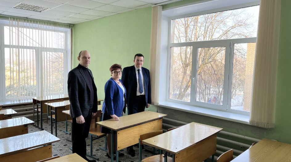 КАШИРА. Исполнил ещё два наказа земляков-помог приобрести и установить пластиковые окна в детском саду №17 и учебно-методическом центре