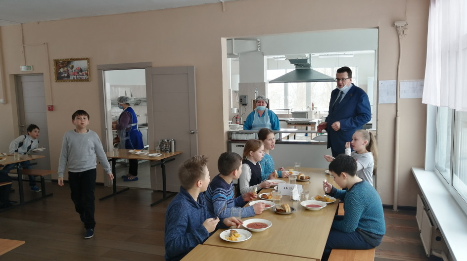МЕЩЕРИНО. Андрей Голубев проверил организацию детского питания в сельской школе