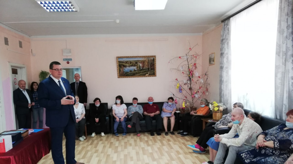 БОЛЬШОЕ РУНОВО. Депутат Мособлдумы Андрей Голубев провёл встречу с коллективами детского сада, получателями соцуслуг в СРЦ, работниками библиотеки и ДК Руново