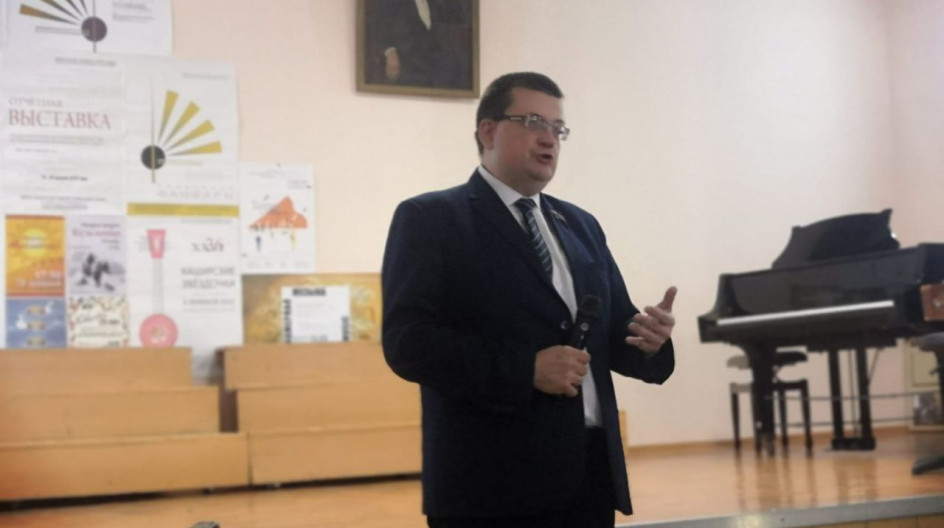 КАШИРА. Депутат Мособлдумы Андрей Голубев приветствовал сегодня педагогов, учащихся и их родителей в Детской Школе Искусств в Кашире-1 на отчётном концерте. 