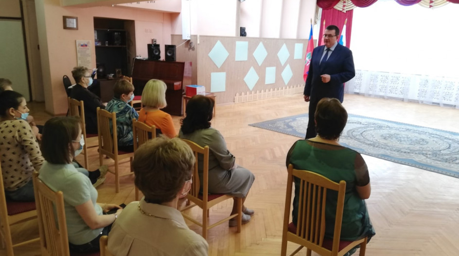 ПУЩИНО. Депутат Мособлдумы Андрей Голубев поблагодарил коллектив детского сада №2 «Сказка» г.о. Пущино за совместную работу