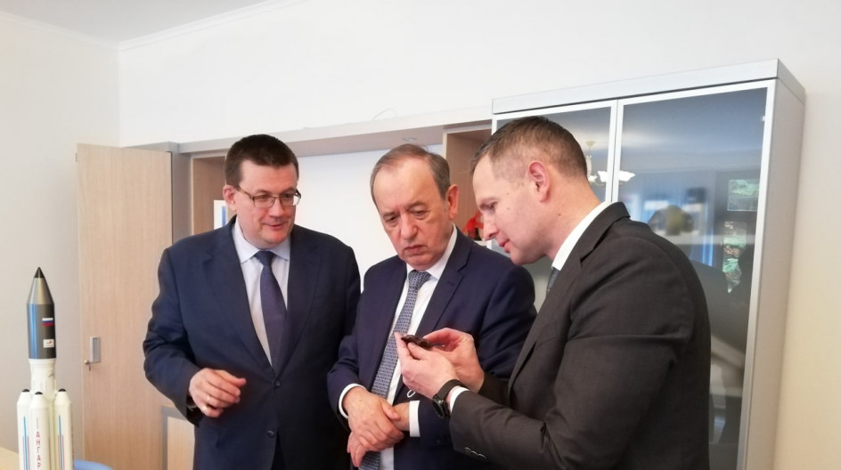 ПУЩИНО. 50 лет созидания. Андрей Голубев поздравил коллектив гимназии «Пущино» с полувековым юбилеем образовательной организации