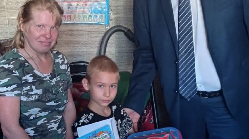 НОВОЕ СТУПИНО. Андрей Голубев вручил рюкзак будущему первокласснику