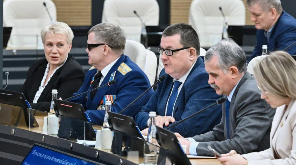 На сегодняшнем пленарном заседании Мособлдумы представил коллегам постановление регионального парламента о проведении Дня труда.