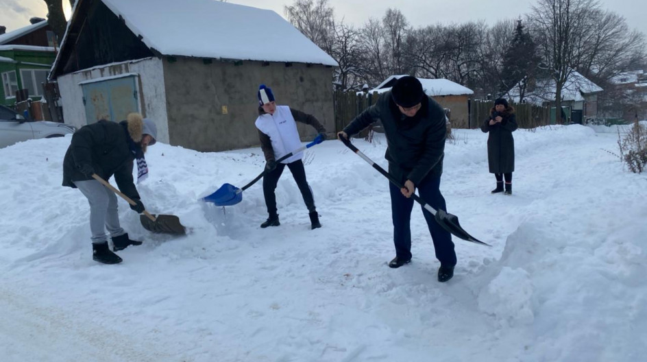 КАШИРА. Андрей Голубев с волонтерами-молодогвардейцами расчистил снег у дома пенсионеров