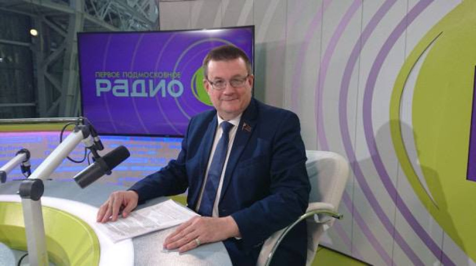 В прямом эфире на "Радио 1" подробно рассказал о мерах социальной поддержки для старшего поколения.