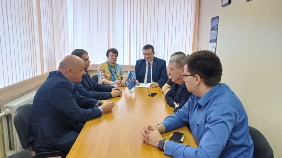 КАШИРА. Вместе с депутатами местного Совета депутатов от фракции"Единая Россия" и активистами партии провели рабочее заседание штаба по сбору гуманитарной помощи для Донбасса и беженцев.