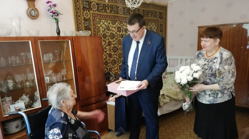 ОБОЛЕНСК. С 90-летним юбилеем депутат Мособлдумы Андрей Голубев поздравил Анну Николаевну Бердову