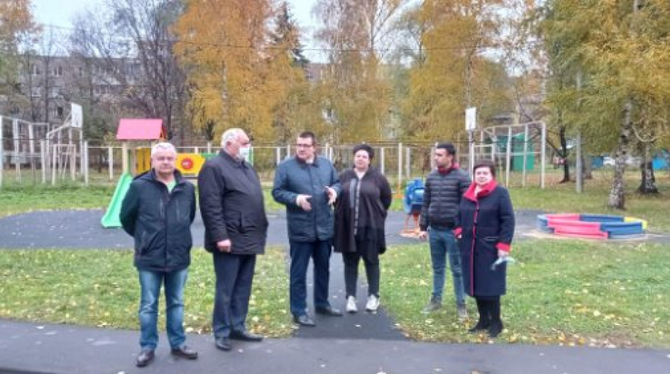 СТУПИНО. Мониторинг качества благоустройства дворовой территории провёл А.Голубев вместе с депутатами фракции, жителями и общественниками на улице Чайковского 44 и 46/10