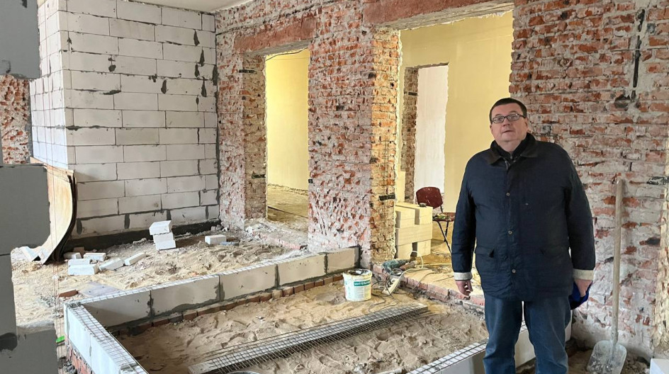 Ступино Вместе с коллегами из местного Совета депутатов от фракции "Единая Россия", представителями администрации и подрядчика, жителями осмотрели ход ремонта Лицея №2 в г. Ступино.
