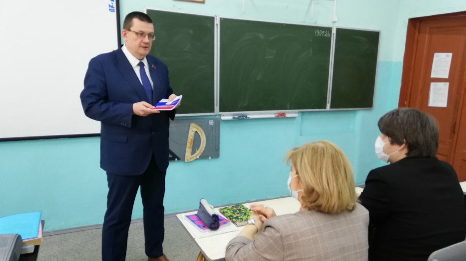 СТУПИНО. В школе №1 депутат Московской областной Думы Андрей Голубев отчитался о своей работе