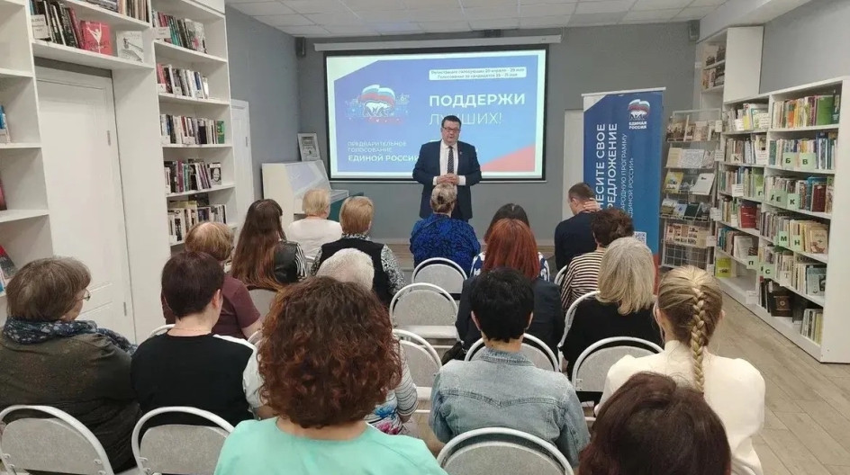 ПУЩИНО. Есть результат — наказы исполнены! В Центральной библиотеке Пущино встретился с коллективом и жителями городского округа Серпухов.