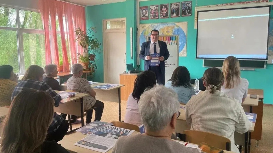 СТАРАЯ СИТНЯ. В сельской школе встретился с коллективом и жителями села.