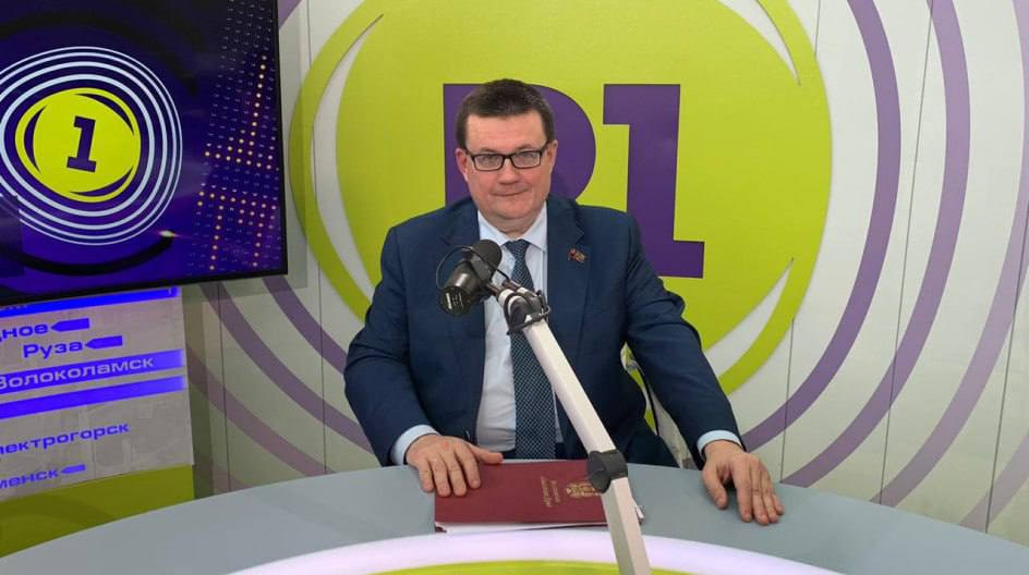 В прямом эфире "Радио 1" рассказал о мерах социальной поддержки для многодетных семей