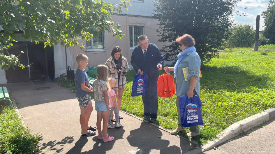 ТАТАРИНОВО. В рамках акции партии «Единая Россия» «Собери ребенка в школу» навестил многодетную семью в селе Татариново городского округа Ступино.