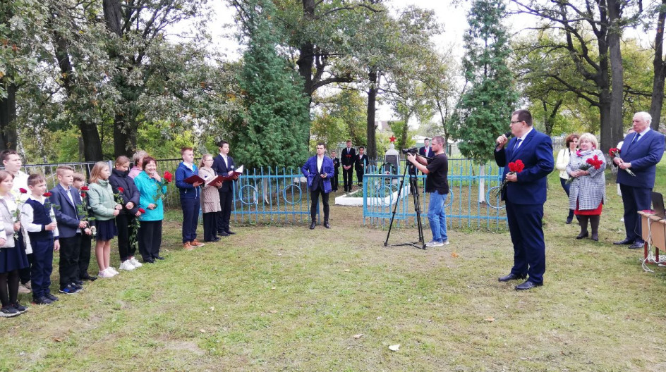 СТУПИНО. Андрей Голубев принял участие в митинге памяти, посвящённом открытию мемориальной доски в школе №2