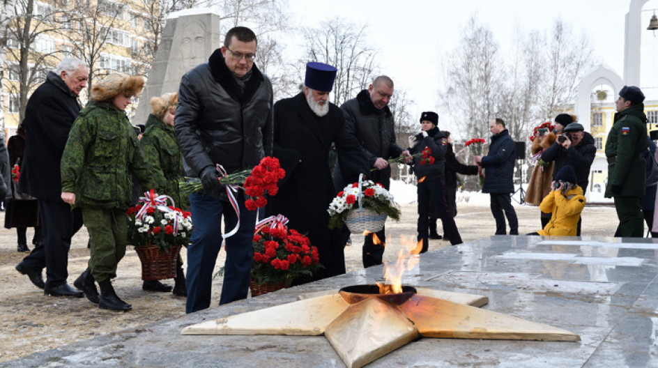 СТУПИНО. Андрей Голубев принял участие в церемонии возложения цветов к мемориалам  в сквере имени Героя Советского Союза Владимира Полякова
