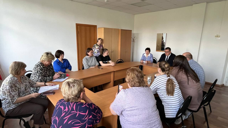 ХАТУНЬ. Провёл вместе с депутатом, зампредседателя местного Совета депутатов Ниной Семеновой встречу с первичным отделением №43 партии Единая Россия в селе  Хатунь городского округа Ступино